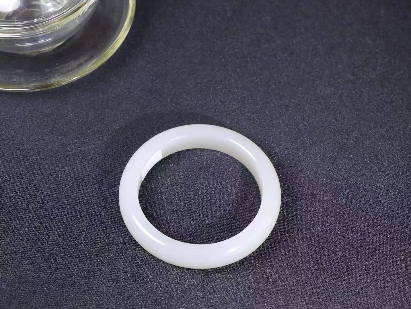 【腕间柔情.手镯】   

精品️和田玉手镯 玉质温润细腻 油性十足 古朴秀雅 轻抚岁月的栏杆软香温玉，腕间玉镯轻轻晃动，令人情动心间，撷一缕月末的芬芳，把心思铺陈，时光静美，惟有你最温柔。

重68.9克   内径圈口59.2mm 尺寸13.7-9.1mm I12440601920