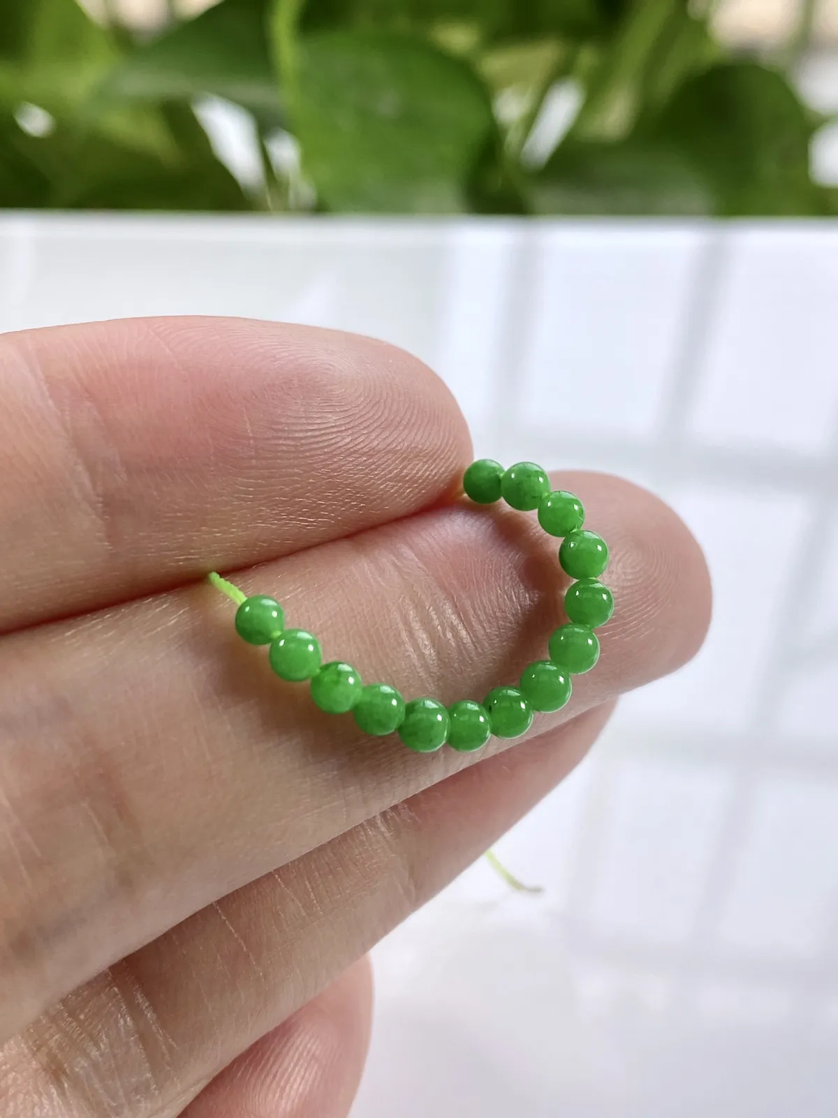 缅甸天然翡翠A货，卡3冰种起胶满绿阳绿小米珠小圆珠散珠，尺寸：3mm/14颗，长度40mm，重量：0