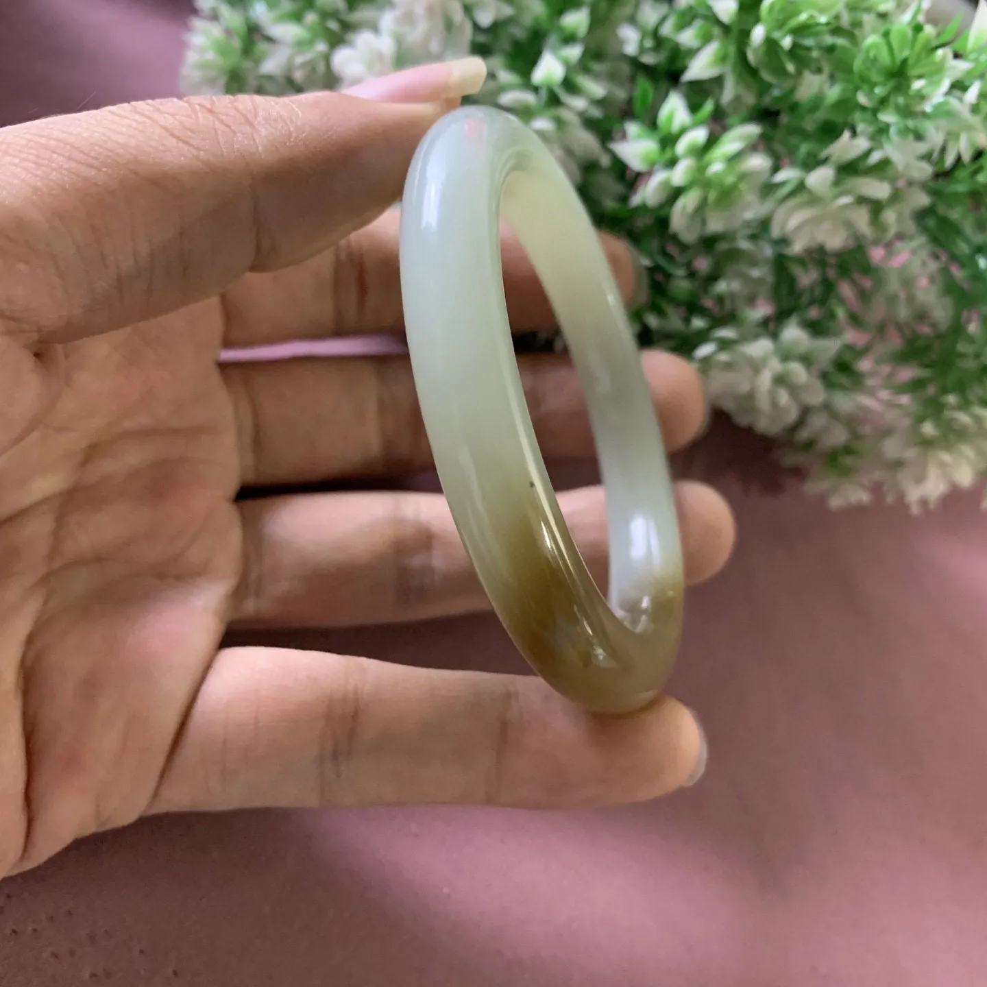 和田玉53.5圈口且末糖手镯！圈口53.5宽10玉质细腻油润 底色纯净 无裂无杂 脂粉好，品质好