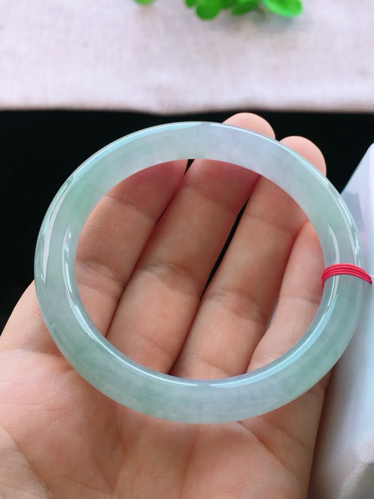 正圈55-56可戴，种老水足，尺寸54.2/8.9/8.5mm，底色圆条翡翠手镯