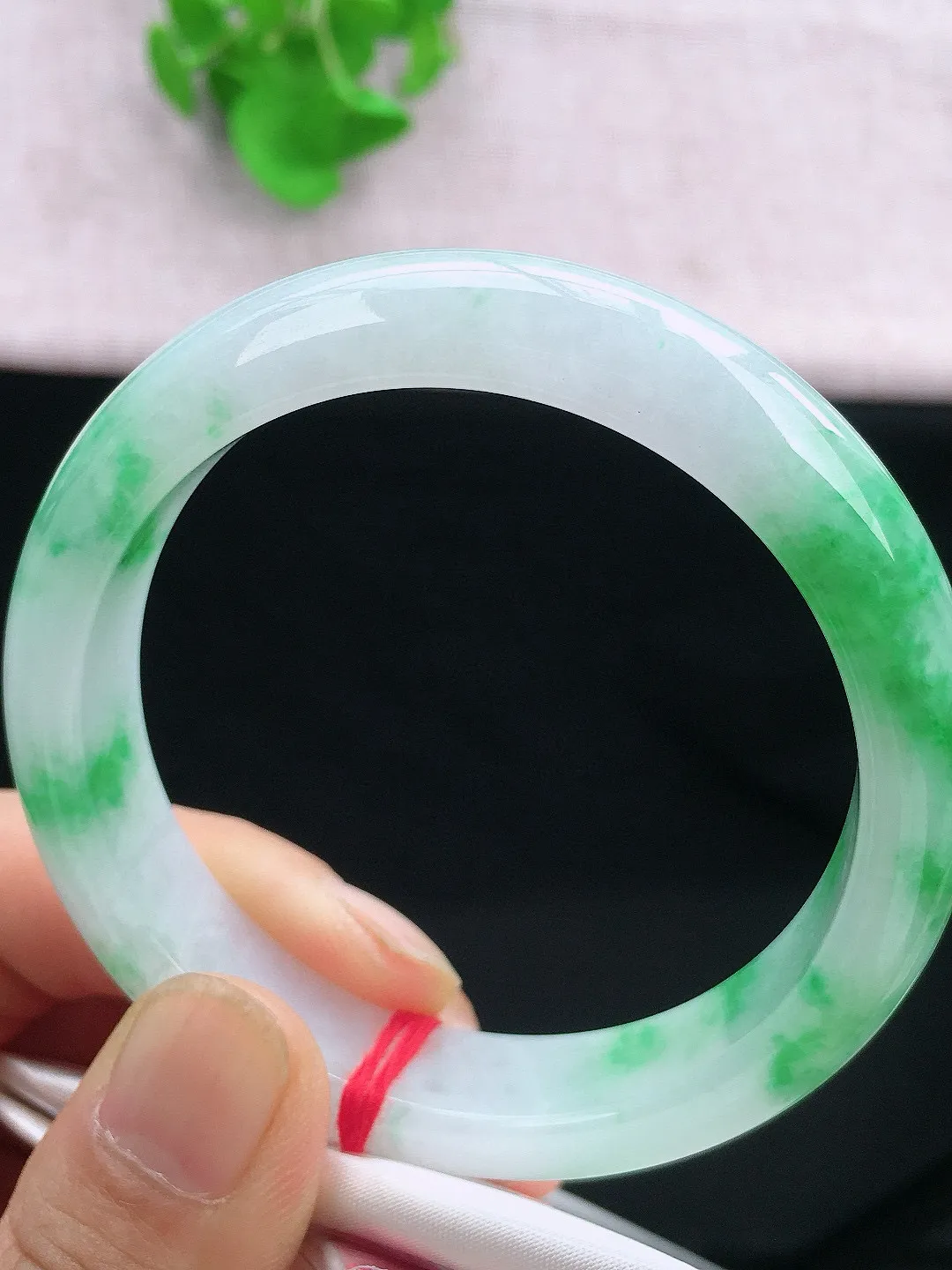 正圈54-55可戴，种老水足，尺寸55/12/8mm，冰飘绿正圈翡翠手镯