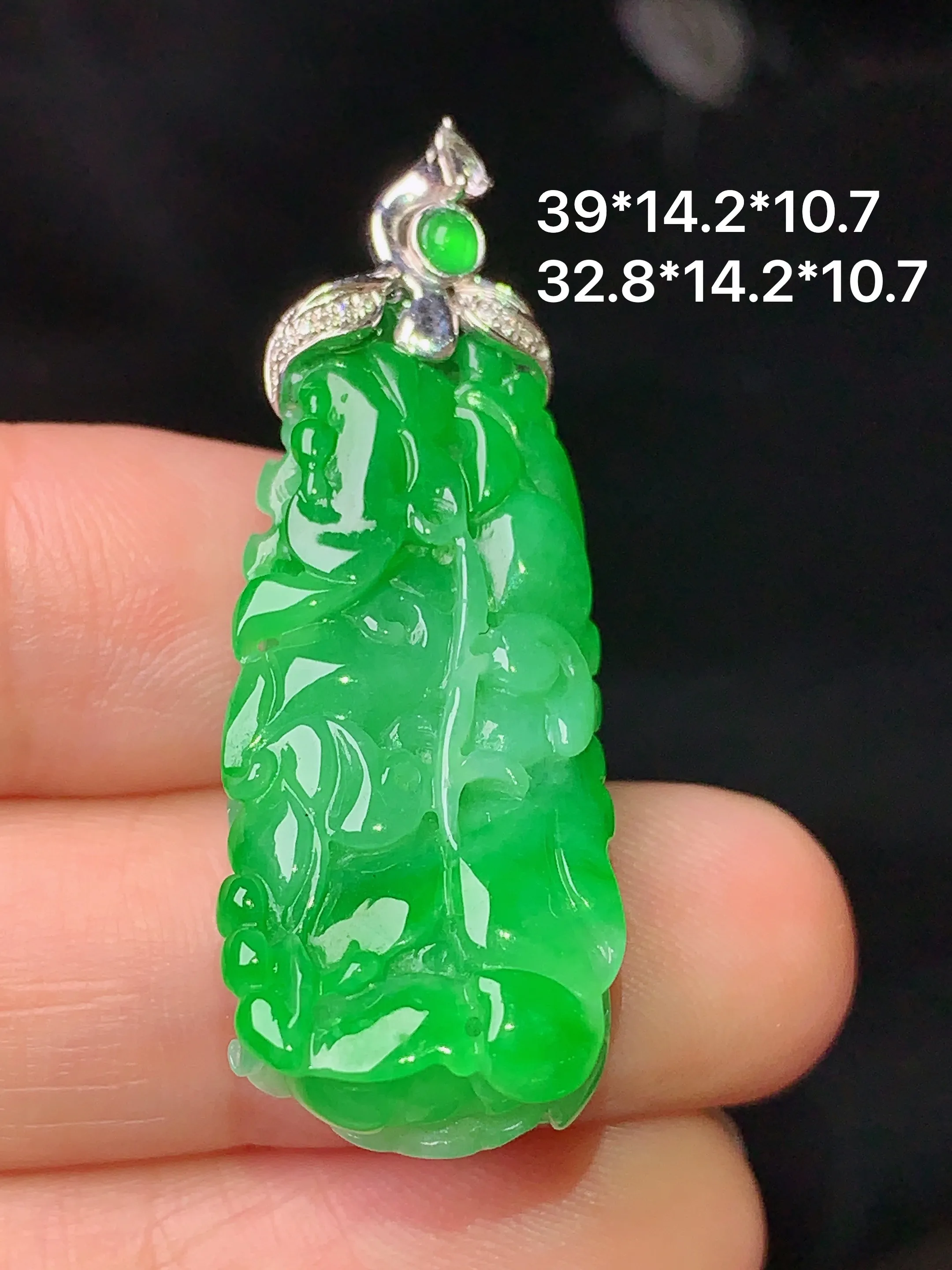 18k金钻镶嵌翠绿白菜吊坠 玉质细腻 色泽清新艳丽 整体尺寸39*14.2*10.7