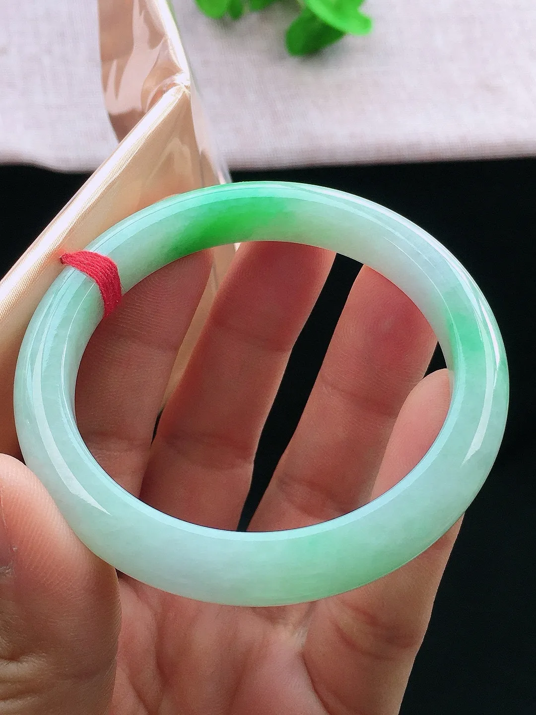 正圈55-56可戴，种老水足，尺寸55.5/9.6/8.2mm，冰飘绿正圈翡翠手镯