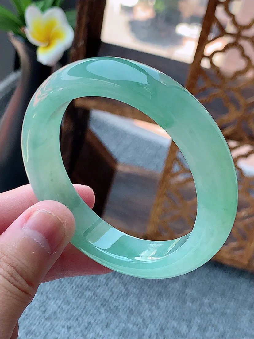 a货翡翠老坑冰种晴绿正装正圈手镯52-53小圈口 尺寸52.3×12.5×8.5mm 重量 58.1