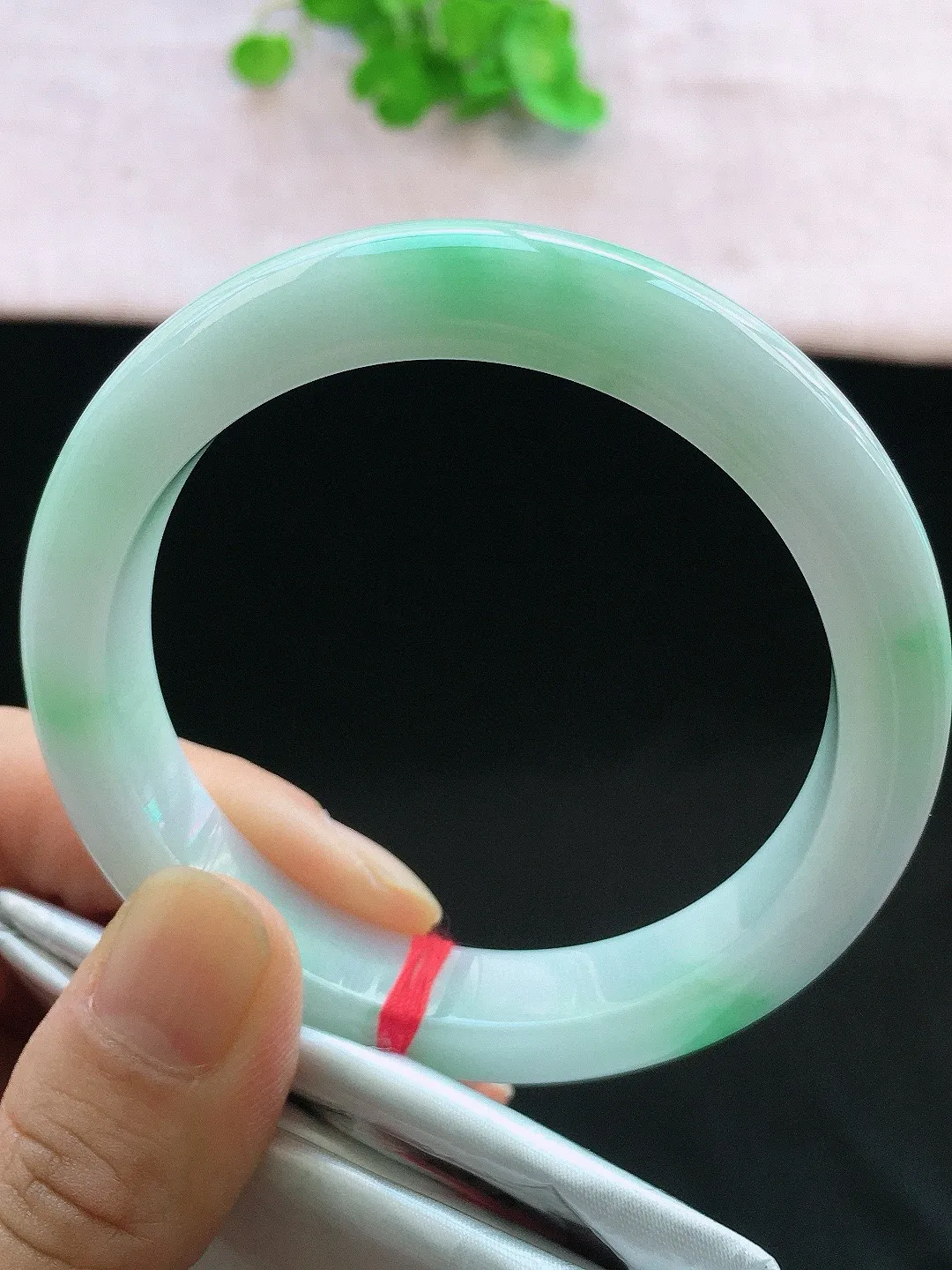 正圈56-57可戴，种老水足，尺寸56.4/11.6/8.6mm，冰飘绿正圈翡翠手镯