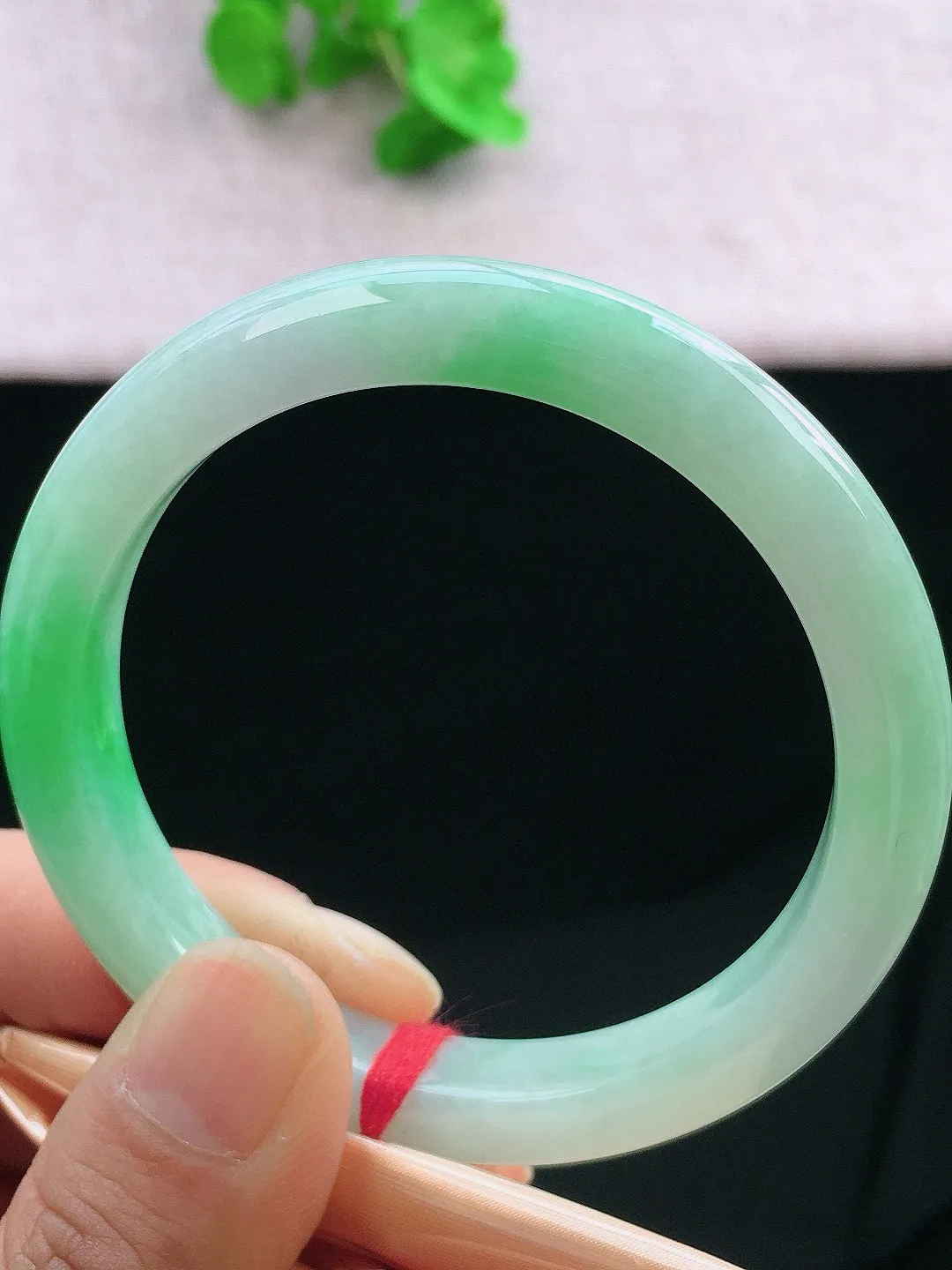 正圈55-56可戴，种老水足，尺寸55.5/9.6/8.2mm，冰飘绿正圈翡翠手镯