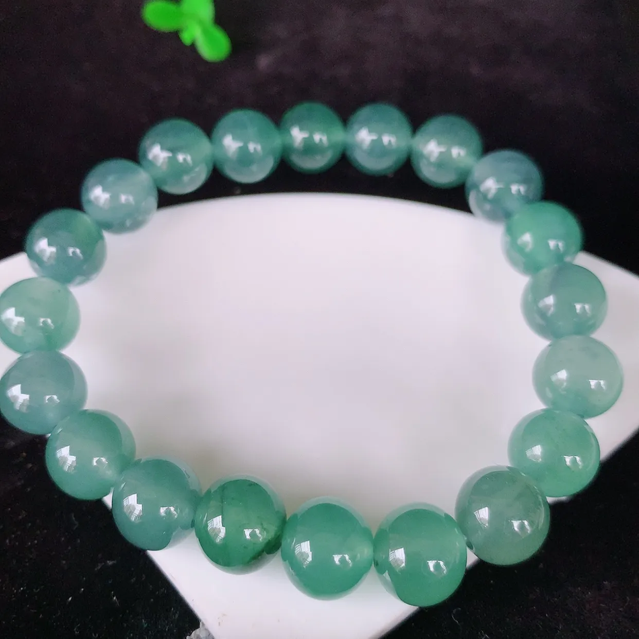 天然翡翠A货，冰种飘花翡翠手串，尺寸10mm。#001.1