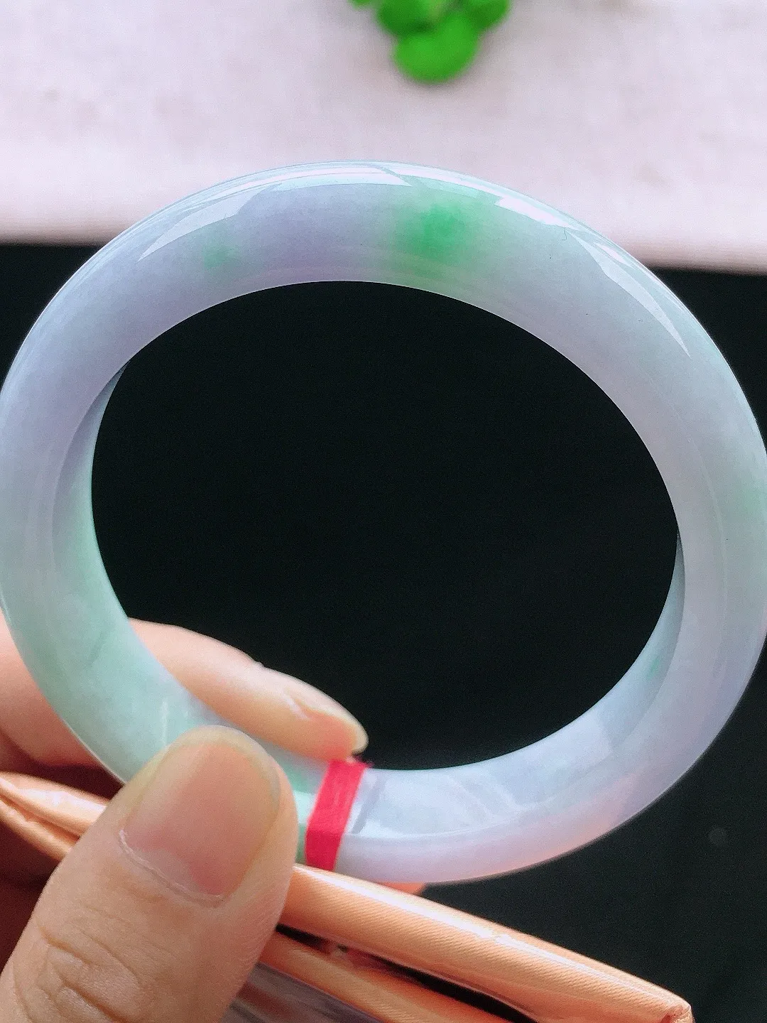 正圈57-58可戴，种老水足，尺寸58/12/8.7mm，春彩正圈翡翠手镯