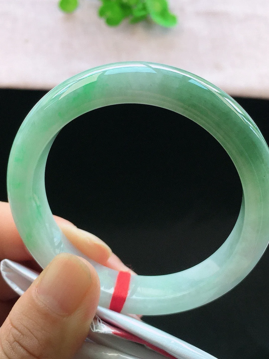 正圈54-55可戴，种老水足，尺寸55/12.6/8.3mm，冰飘绿正圈翡翠手镯