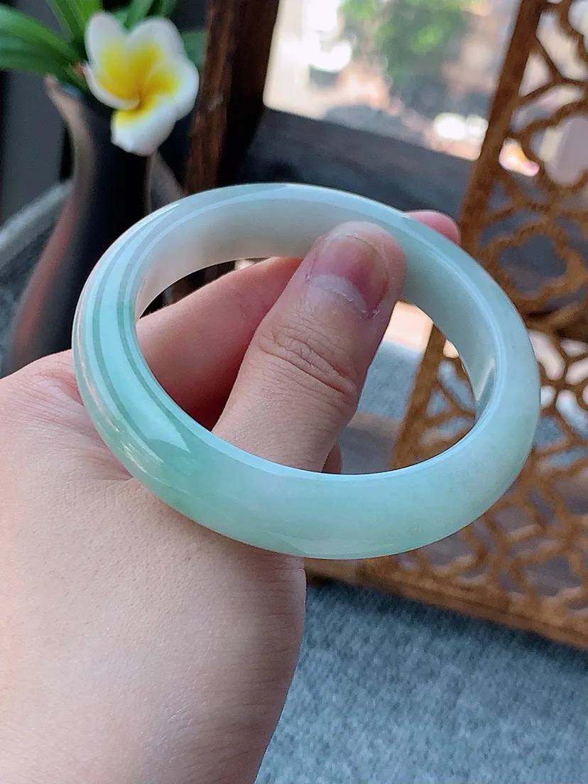 a货翡翠老坑飘绿正装正圈手镯53-54圈口  尺寸53.6×12.5×8mm 重量57.35g 0726