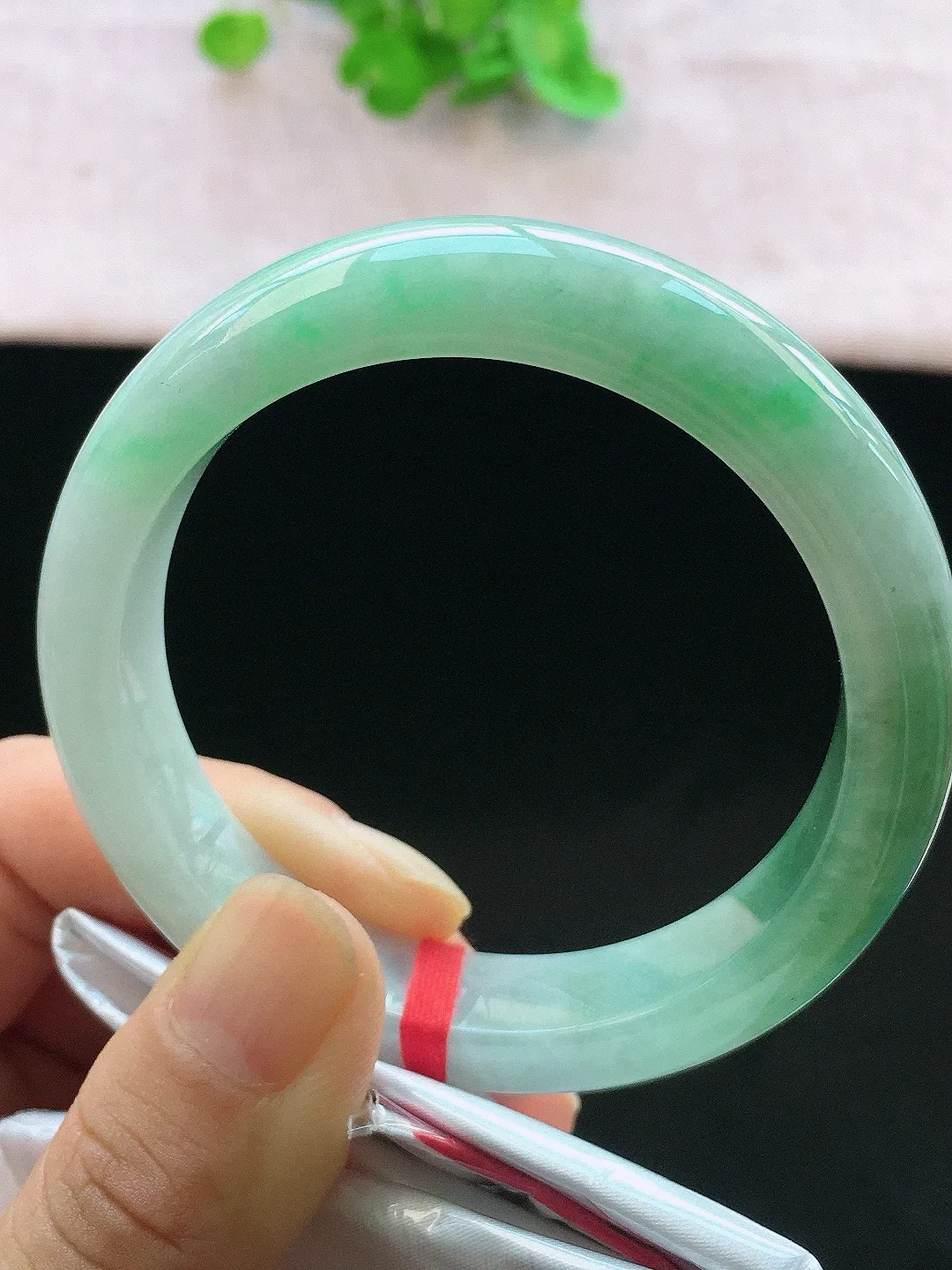 正圈54-55可戴，种老水足，尺寸55/12.6/8.3mm，冰飘绿正圈翡翠手镯