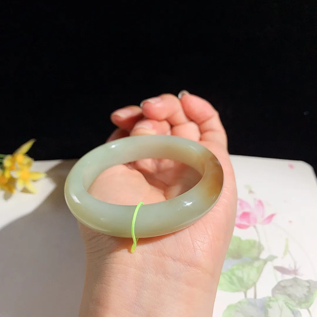 和田玉52圈口且末糖手镯！玉质细腻油润 底色纯净 无纹裂 脂粉好，品质高