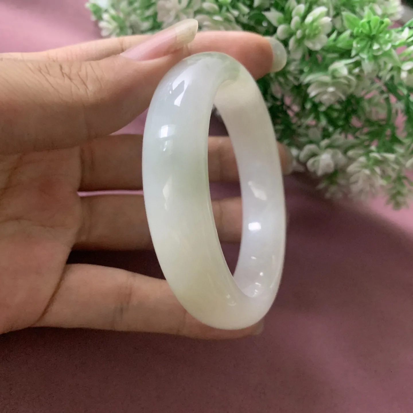 和田玉56圈口俄翠手镯，圈口56宽14重71.3克，品质好，料子好，脂粉好，细腻油润，佩戴端庄典雅，低调内涵