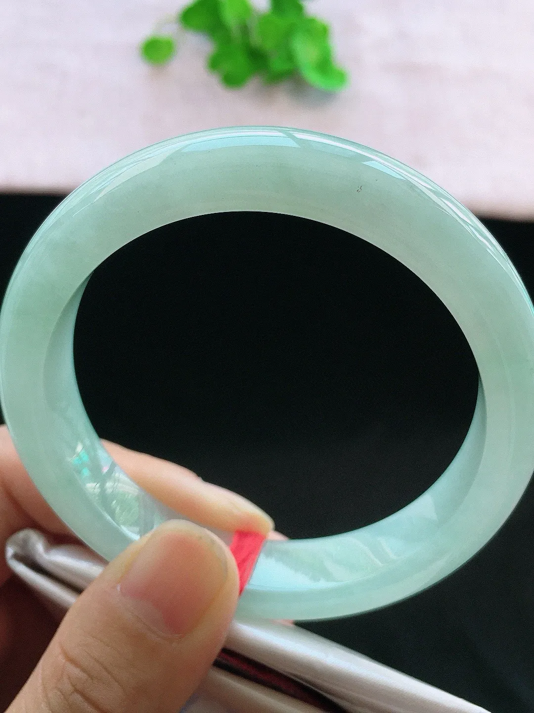 正圈58-59可戴，种老水足，尺寸58.3/12.7/8.4mm，冰飘绿正圈翡翠手镯