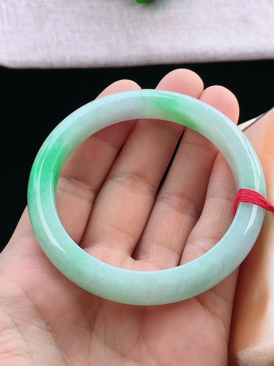 正圈55-56可戴，种老水足，尺寸55.5/9.6/8.2mm，冰飘绿正圈翡翠手镯