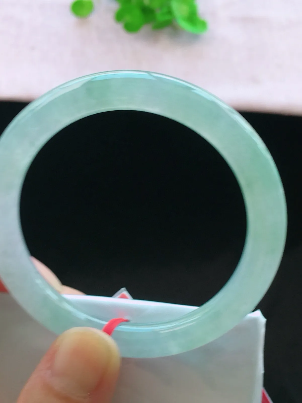 正圈55-56可戴，种老水足，尺寸54.2/8.9/8.5mm，底色圆条翡翠手镯