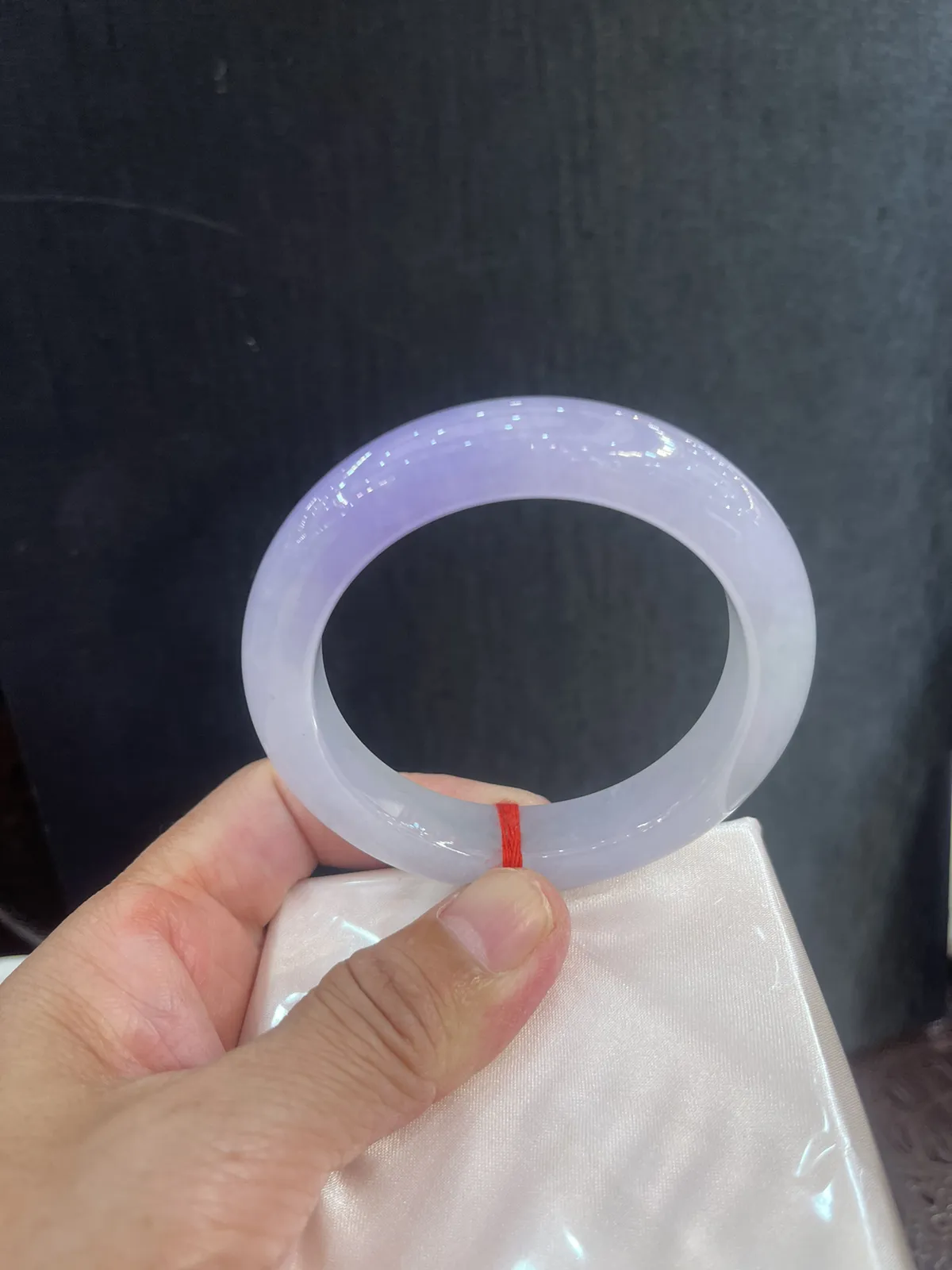 缅甸翡翠A货，自然光不失紫，上手效果非常美，紫气东来，平安幸福。