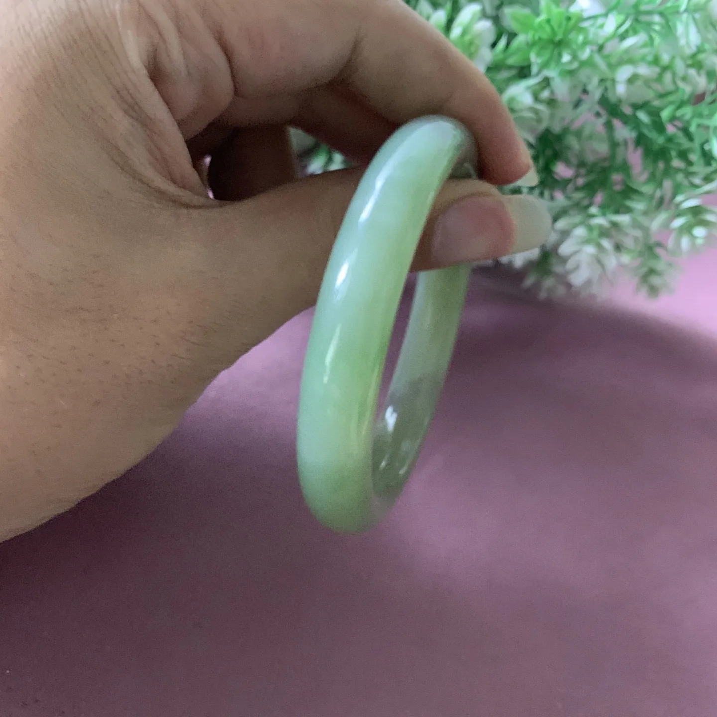 和田玉55.7圈口翠青手镯，精品青海翠，圈口55.7宽11重49.9克，品质好，料子好，脂粉好，细腻