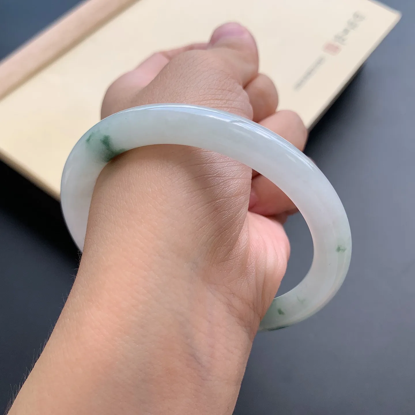 58圈口飘花圆条手镯 尺寸：58-8.5，无纹裂，细腻光滑，花色飘逸