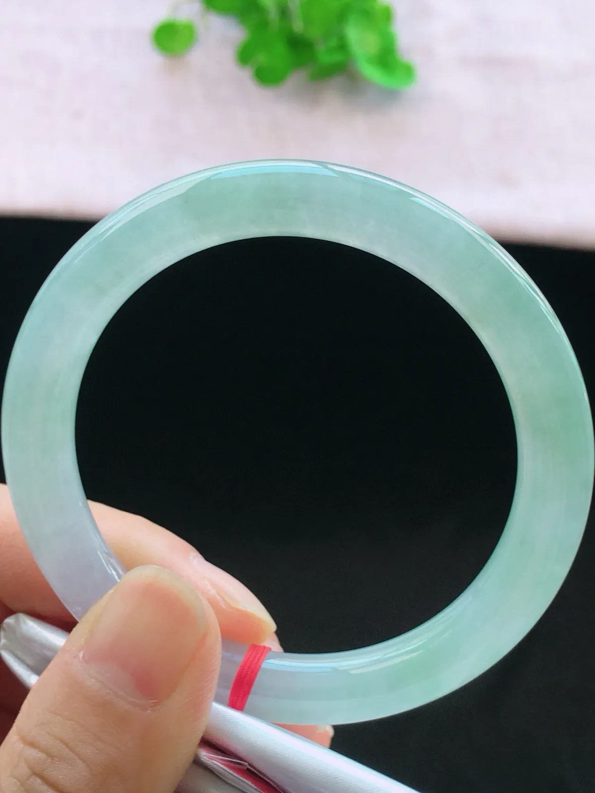 正圈55-56可戴，种老水足，尺寸54.2/8.9/8.5mm，底色圆条翡翠手镯