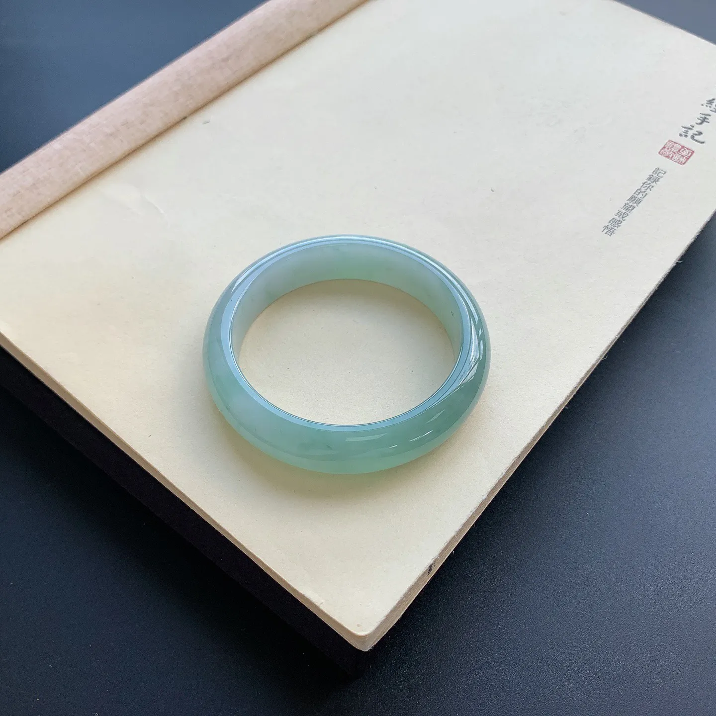 57圈口底色飘花正圈手镯 尺寸：57-14-9.2，无纹裂，色泽亮丽，细腻光滑