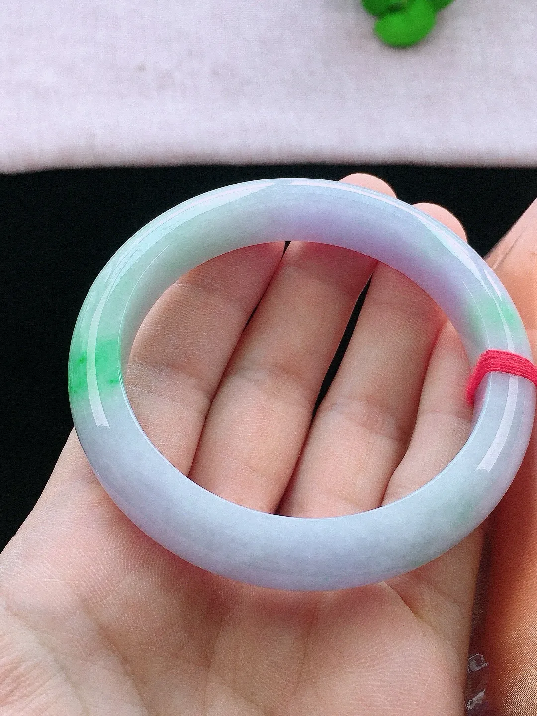正圈57-58可戴，种老水足，尺寸58/12/8.7mm，春彩正圈翡翠手镯