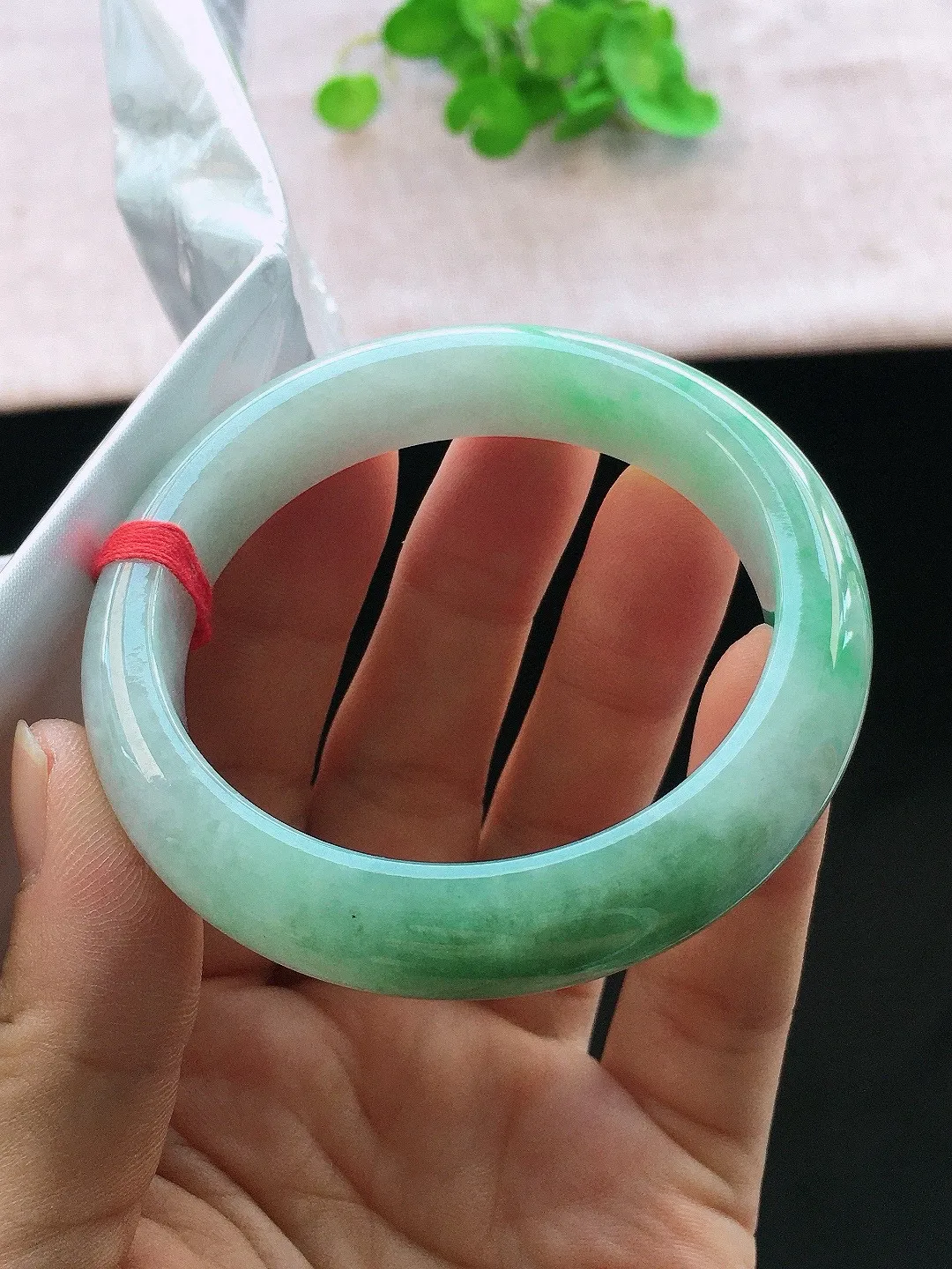 正圈54-55可戴，种老水足，尺寸55/12.6/8.3mm，冰飘绿正圈翡翠手镯