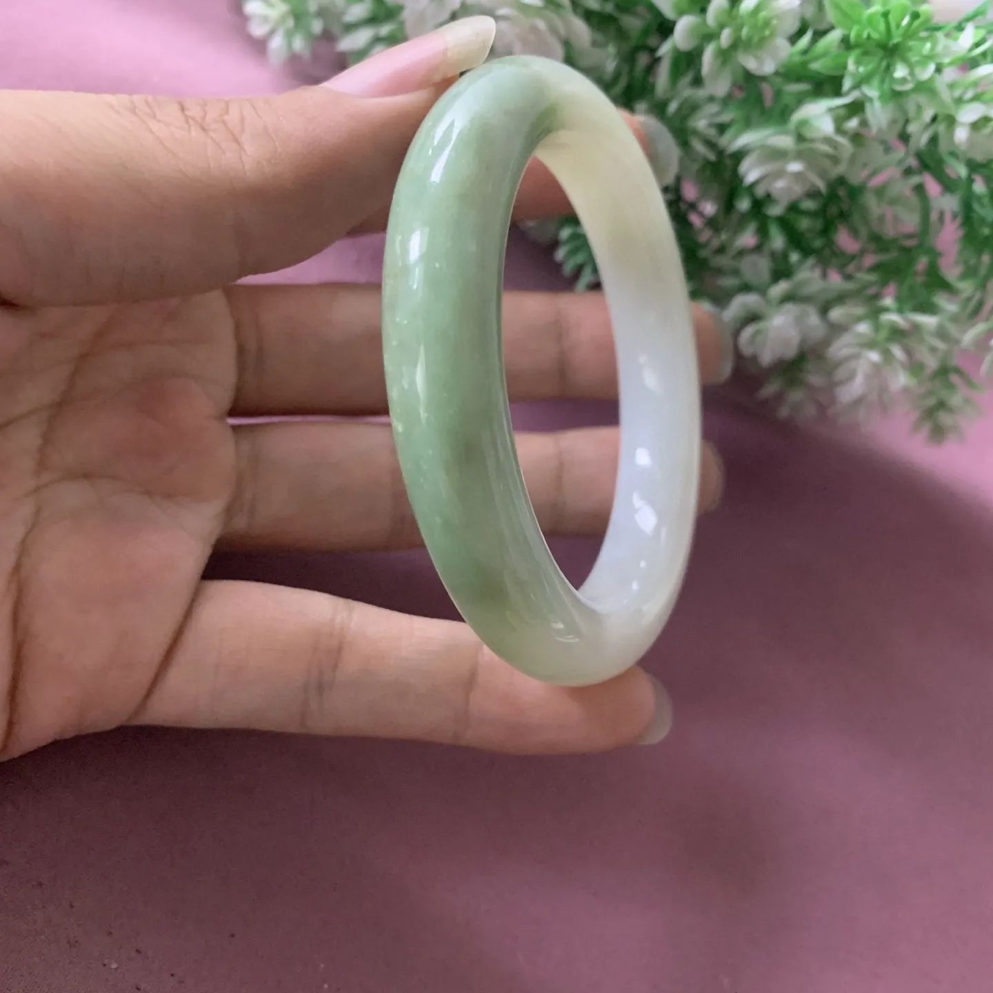 和田玉54.6圈口俄翠手镯，圈口54.6宽11.7重56.6克，品质好，料子好，脂粉好，细腻油润，佩戴端庄典雅，低调内涵