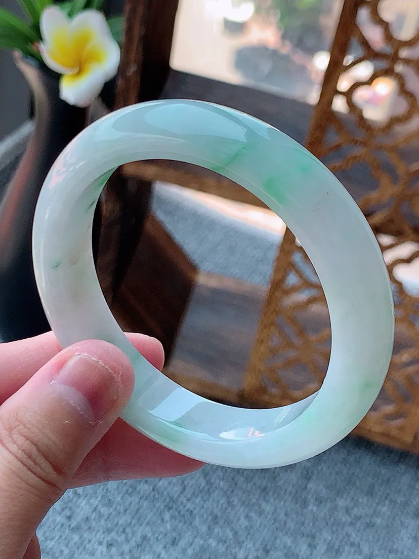 a货翡翠老坑飘绿正装正圈手镯55-56圈口 尺寸55.6×12.3×8.5mm 重量60.40g 0726