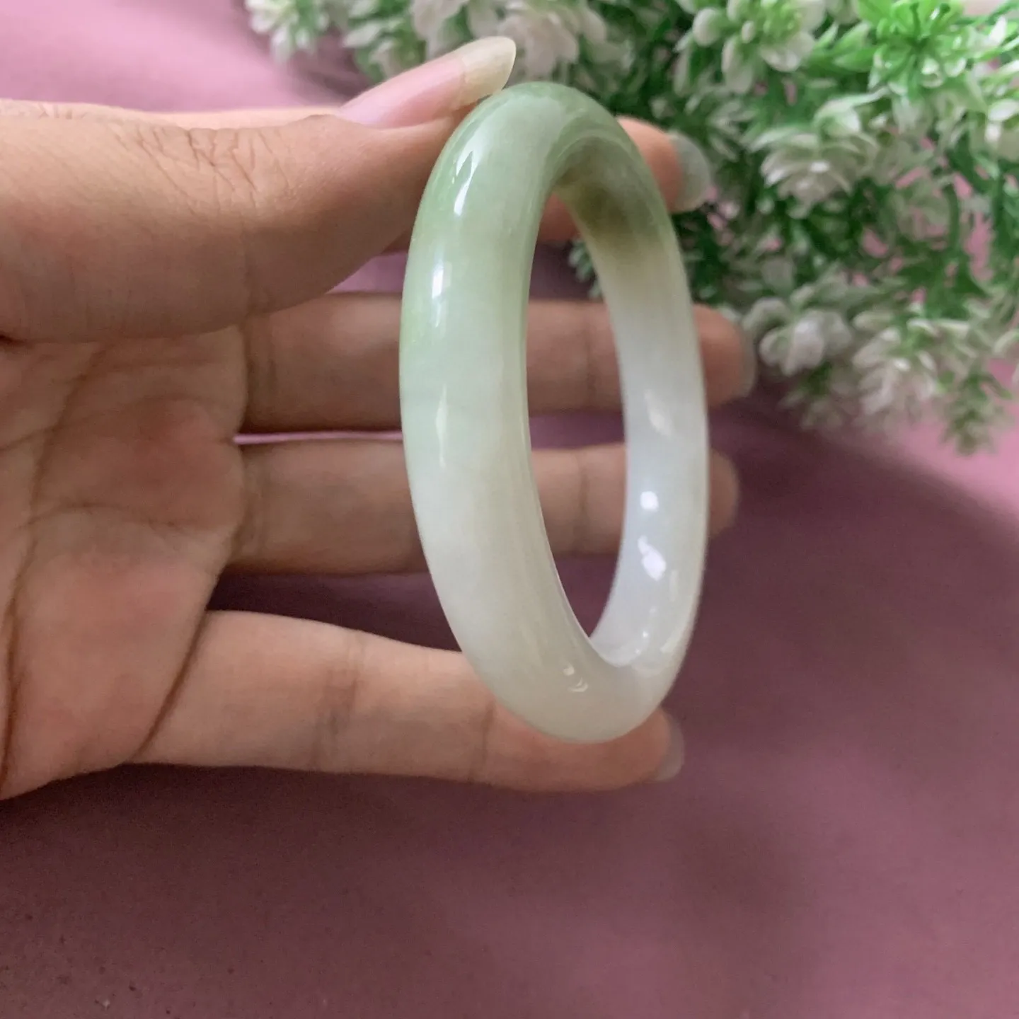 和田玉54.6圈口俄翠手镯，圈口54.6宽11.7重56.6克，品质好，料子好，脂粉好，细腻油润，佩戴端庄典雅，低调内涵