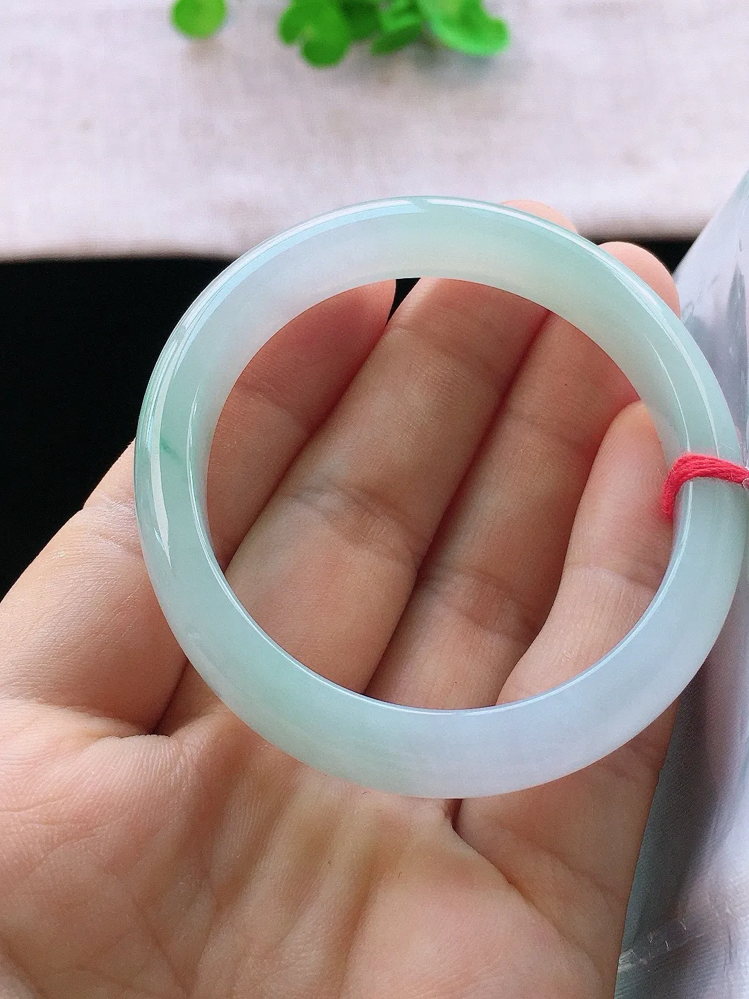 正圈51-52可戴，种老水足，尺寸53/9.8/6.7/47.5mm，冰飘绿贵妃翡翠手镯