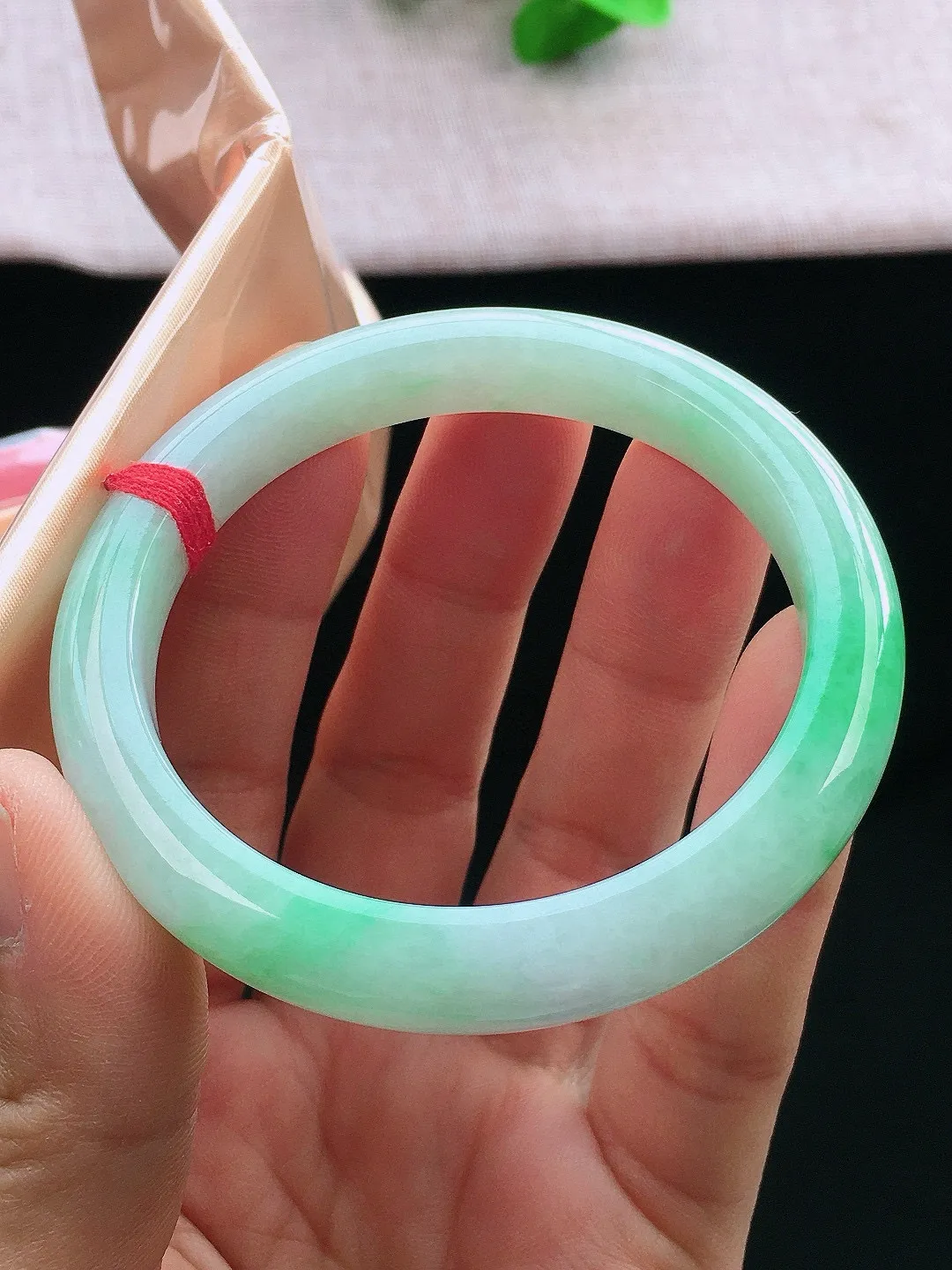 正圈55-56可戴，种老水足，尺寸55.5/9.6/8.2mm，冰飘绿正圈翡翠手镯