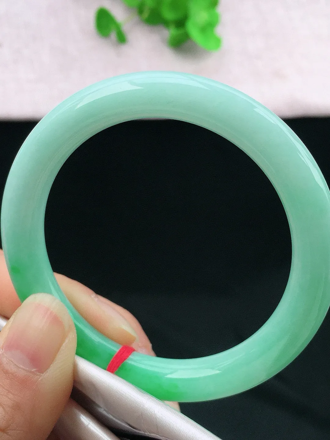 正圈55-56可戴，种老水足，尺寸54.6/8.8/8.8mm，冰飘绿圆条翡翠手镯