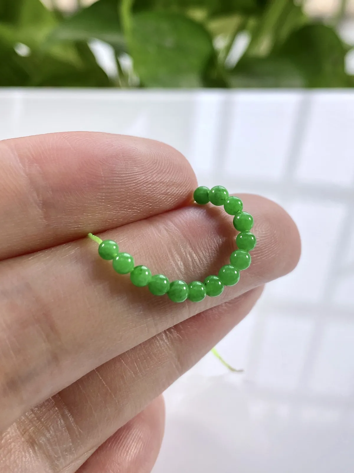 缅甸天然翡翠A货，卡3冰种起胶满绿阳绿小米珠小圆珠散珠，尺寸：3mm/14颗，长度40mm，重量：0