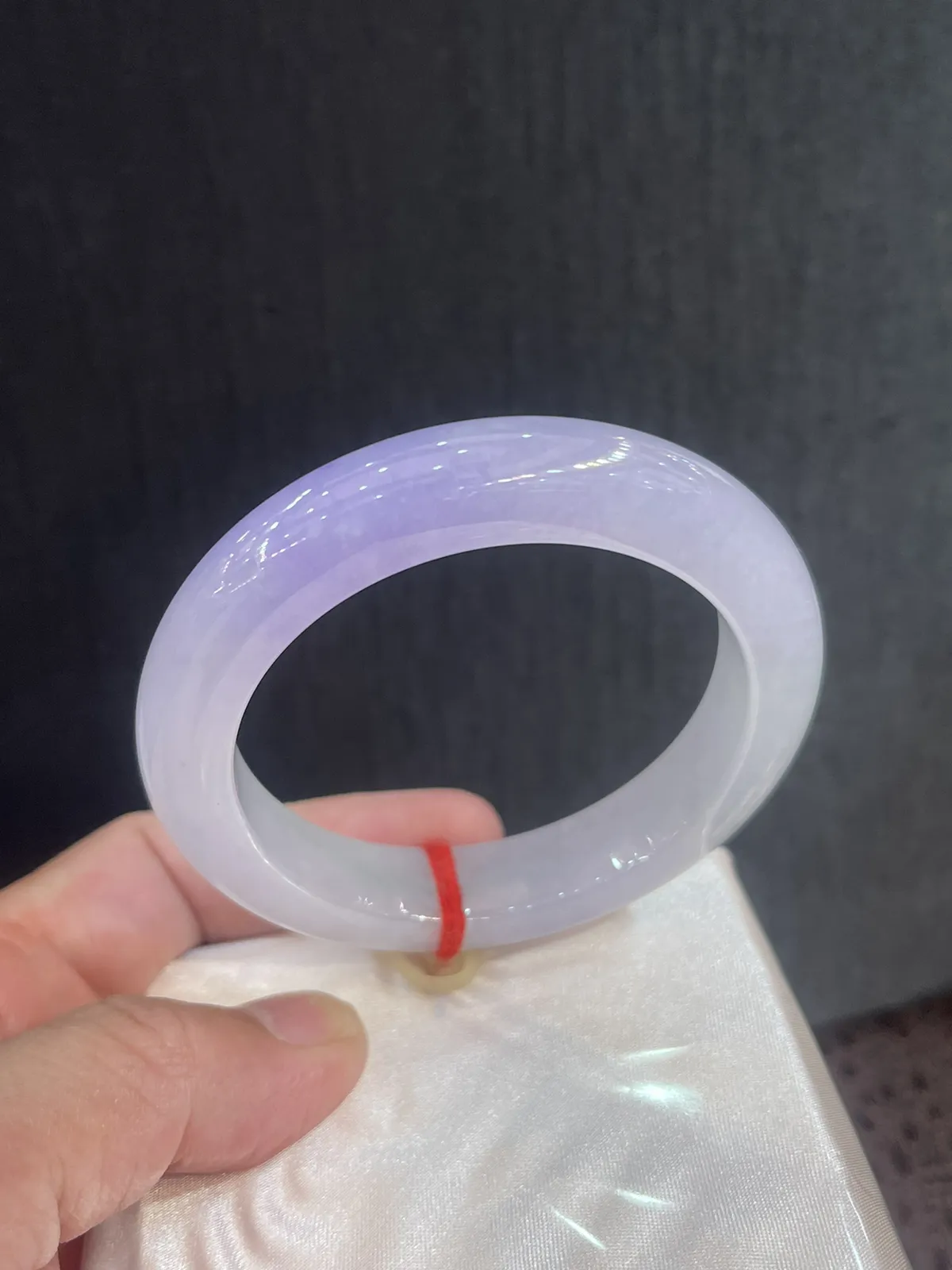 缅甸翡翠A货，自然光不失紫，上手效果非常美，紫气东来，平安幸福。