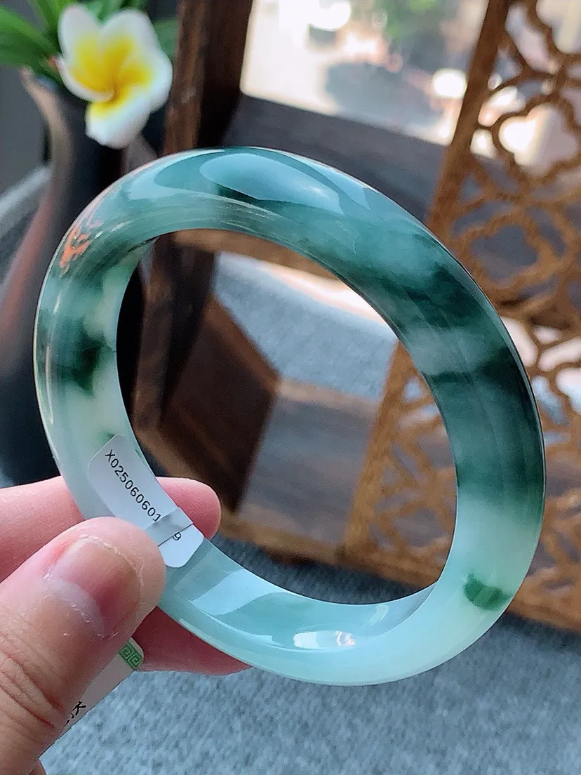 a货翡翠老坑飘花半山半水正装正圈手镯57-58圈口  尺寸57×12×8.2mm 重量56.43g 