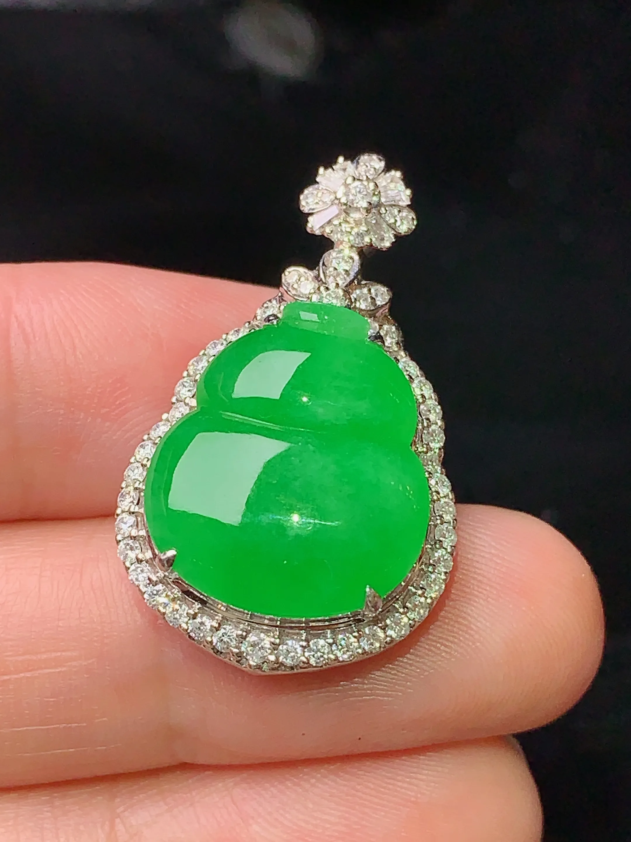 18k金钻镶嵌满绿葫芦吊坠 玉质细腻 色泽清新艳丽 整体尺寸30*17.8*8.5