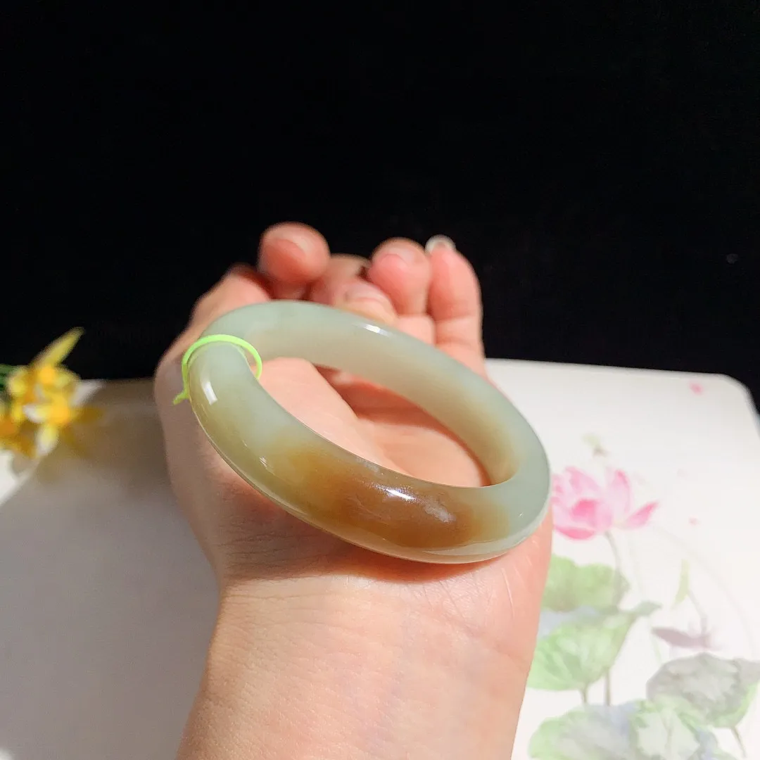 和田玉52圈口且末糖手镯！玉质细腻油润 底色纯净 无纹裂 脂粉好，品质高