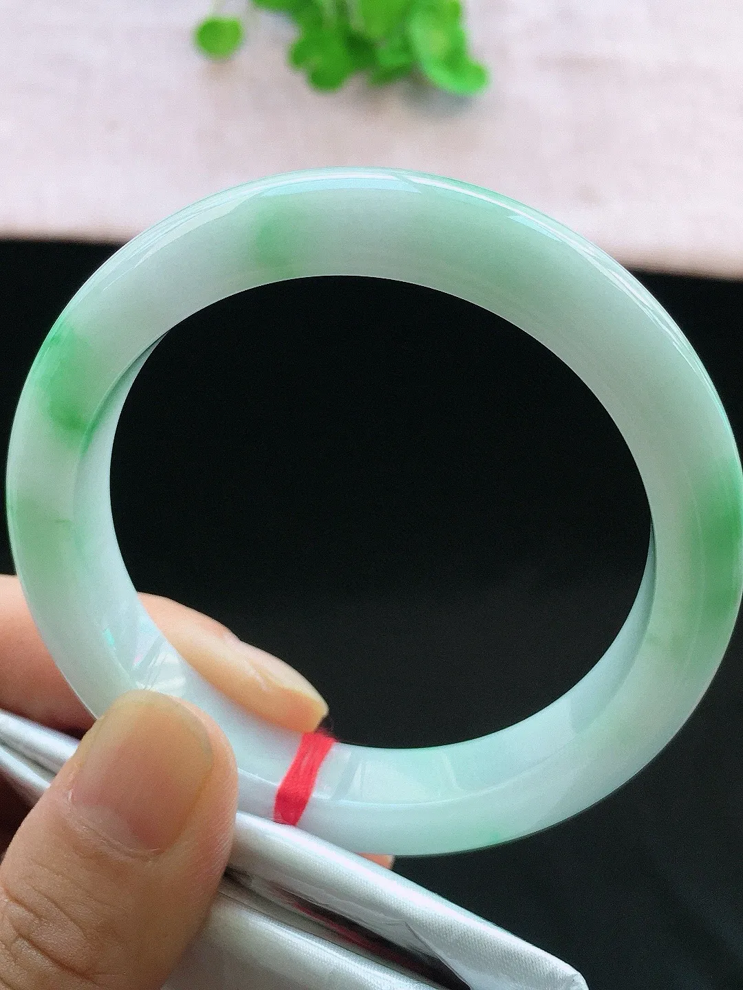 正圈56-57可戴，种老水足，尺寸56.4/11.6/8.6mm，冰飘绿正圈翡翠手镯