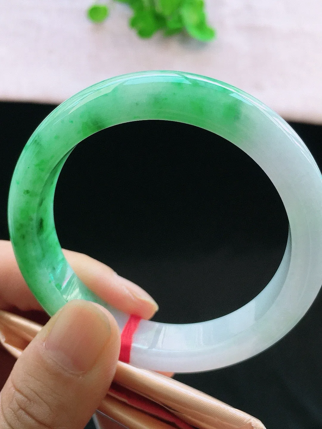 正圈54-55可戴，种老水足，尺寸54.8/12.4/8.1mm，冰飘绿正圈翡翠手镯
