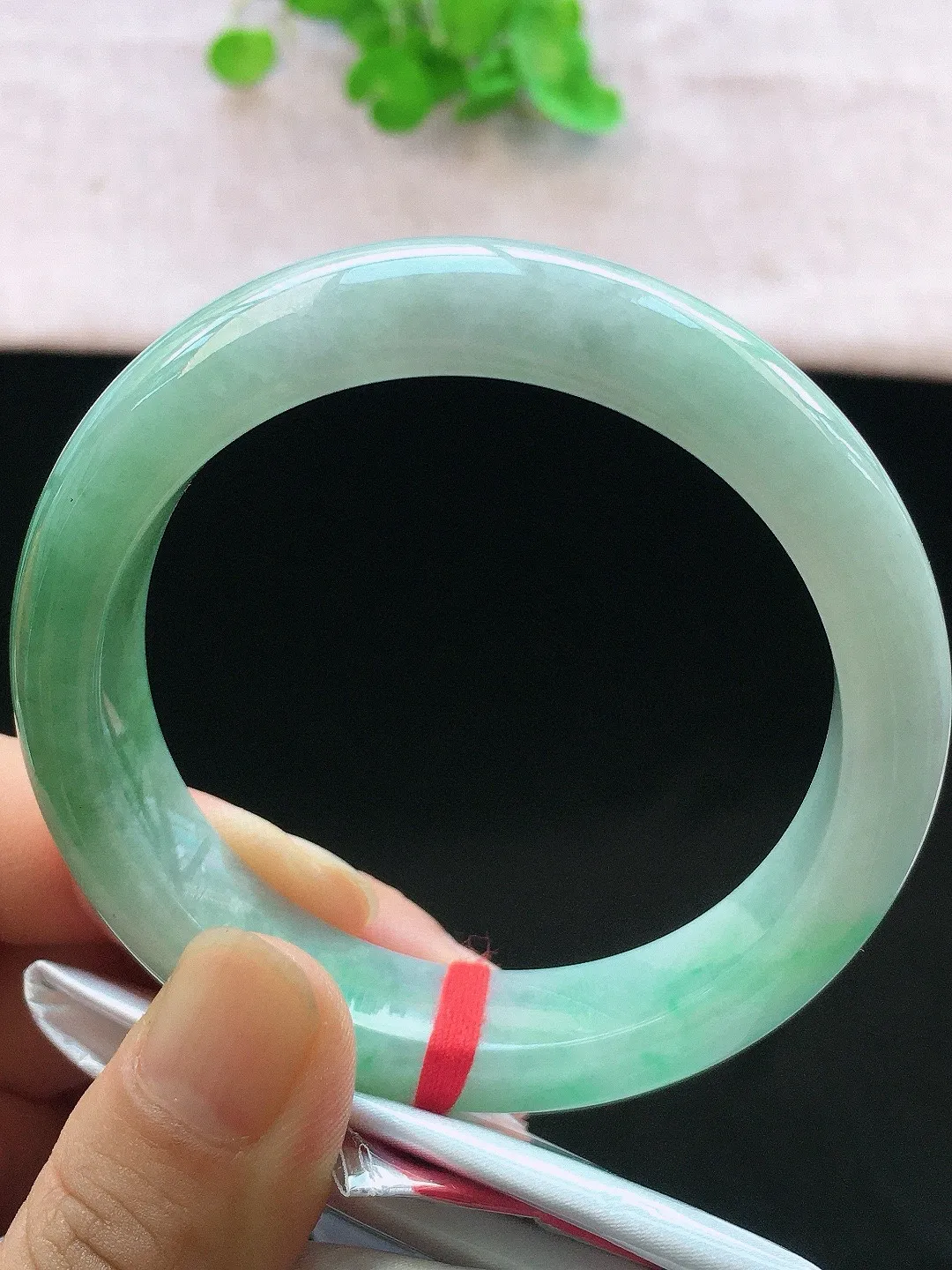 正圈54-55可戴，种老水足，尺寸55/12.6/8.3mm，冰飘绿正圈翡翠手镯