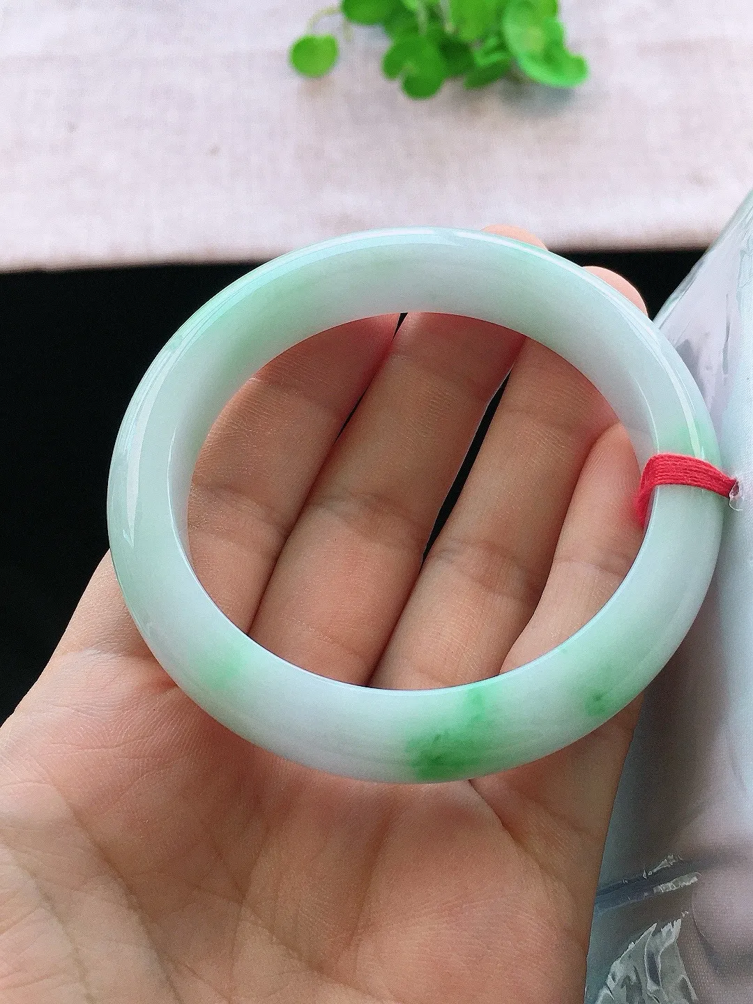 正圈56-57可戴，种老水足，尺寸56.4/11.6/8.6mm，冰飘绿正圈翡翠手镯