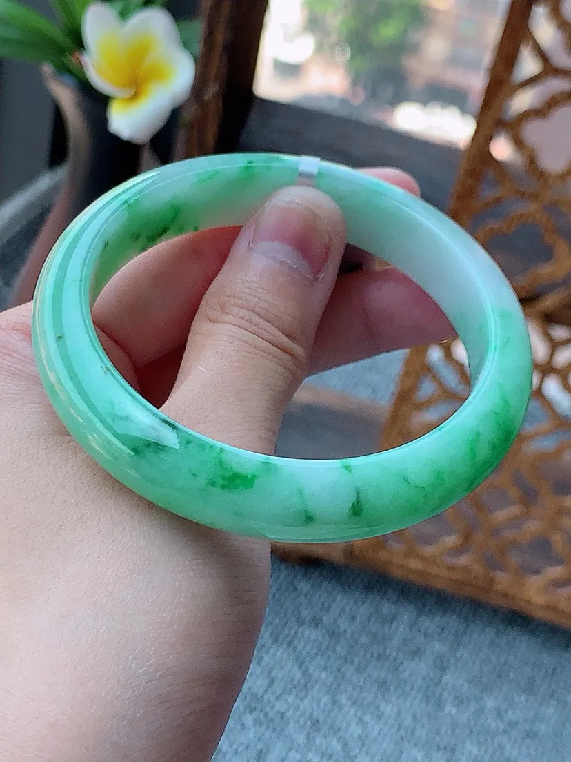a货翡翠老坑飘绿正装正圈手镯58-59圈口  尺寸58×12.4×8mm 重量55.60g 0726
