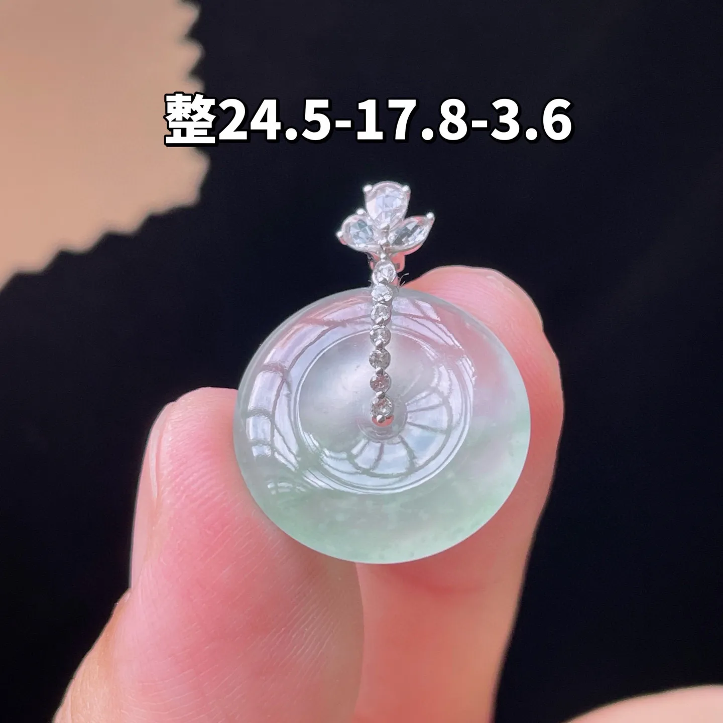 18K 冰种·平安扣
 
整24.5-17.8-3.6