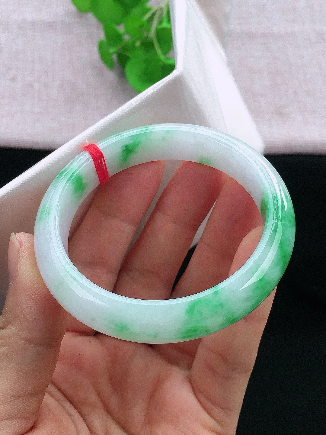 正圈54-55可戴，种老水足，尺寸55/12/8mm，冰飘绿正圈翡翠手镯
