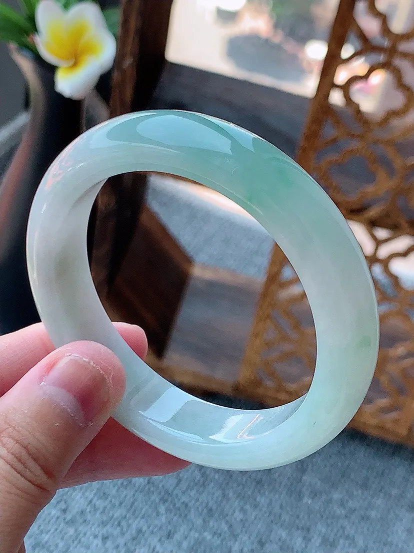 a货翡翠老坑飘绿正装正圈手镯53-54圈口  尺寸53.6×12.5×8mm 重量57.35g 0726
