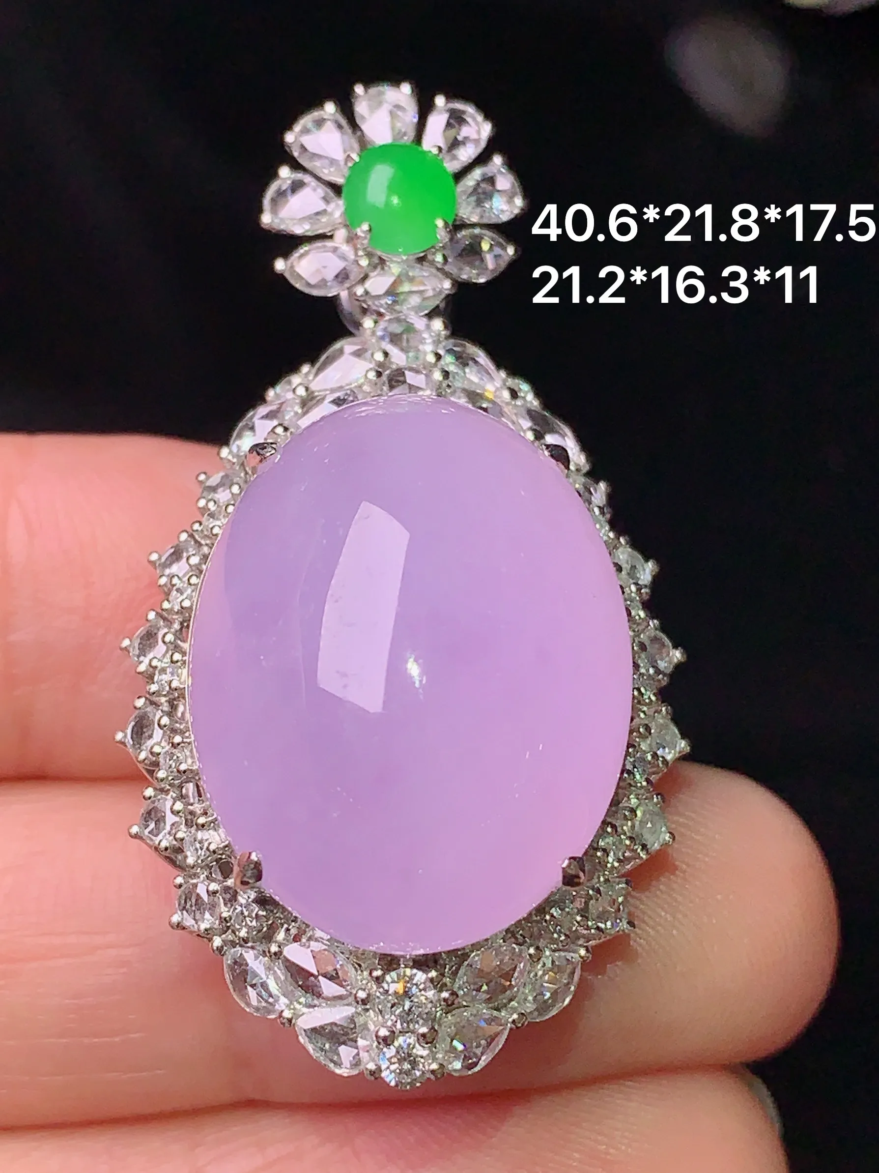 18k金钻镶嵌紫罗兰蛋面吊坠 玉质细腻 色泽清新艳丽 整体尺寸40.6*21.8*17.5