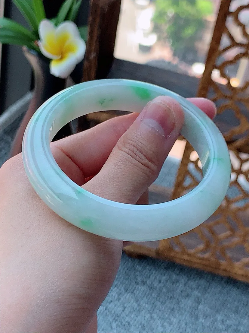 a货翡翠老坑飘绿正装正圈手镯55-56圈口 尺寸55.6×12.3×8.5mm 重量60.40g 0726