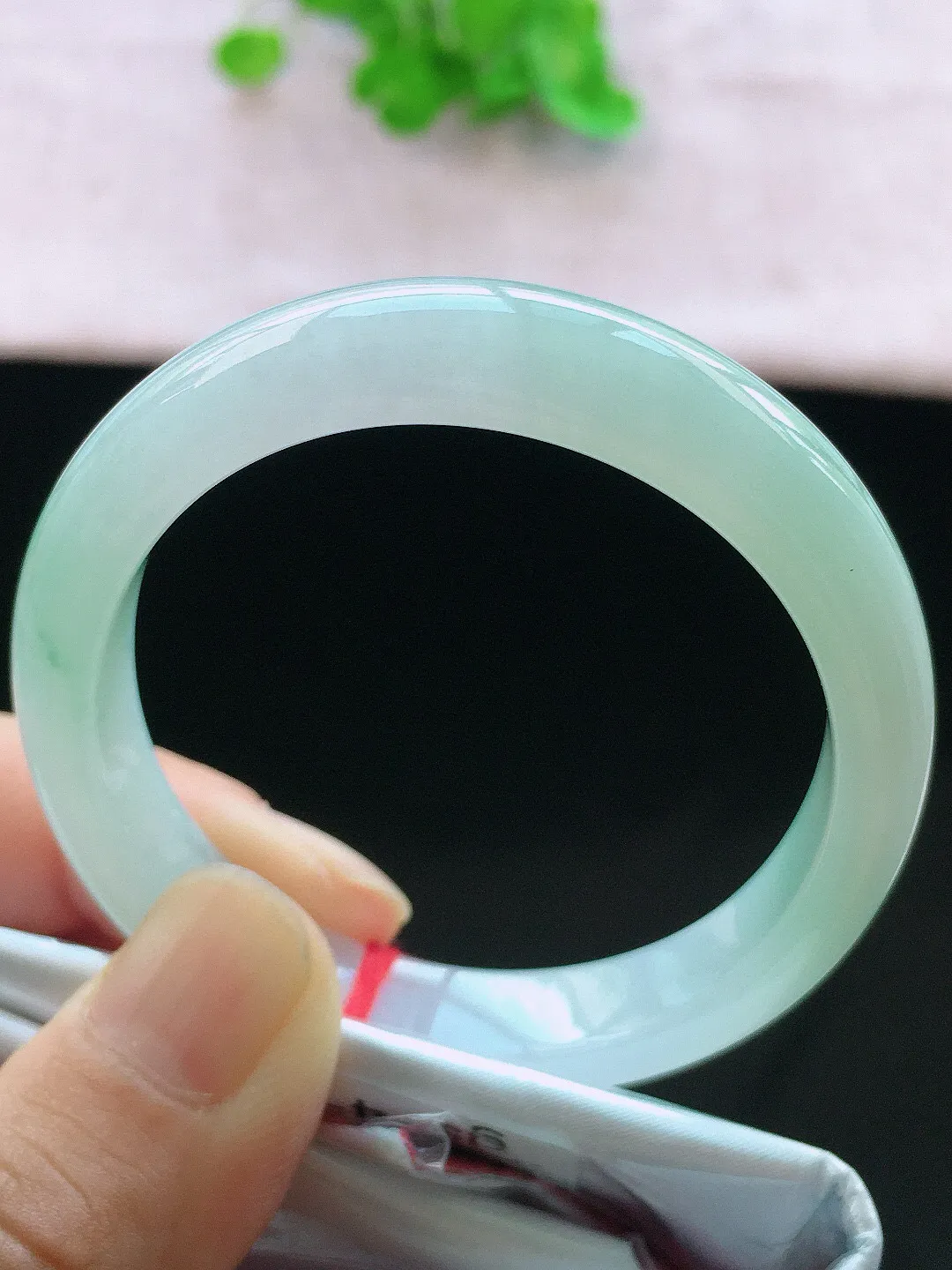 正圈51-52可戴，种老水足，尺寸53/9.8/6.7/47.5mm，冰飘绿贵妃翡翠手镯