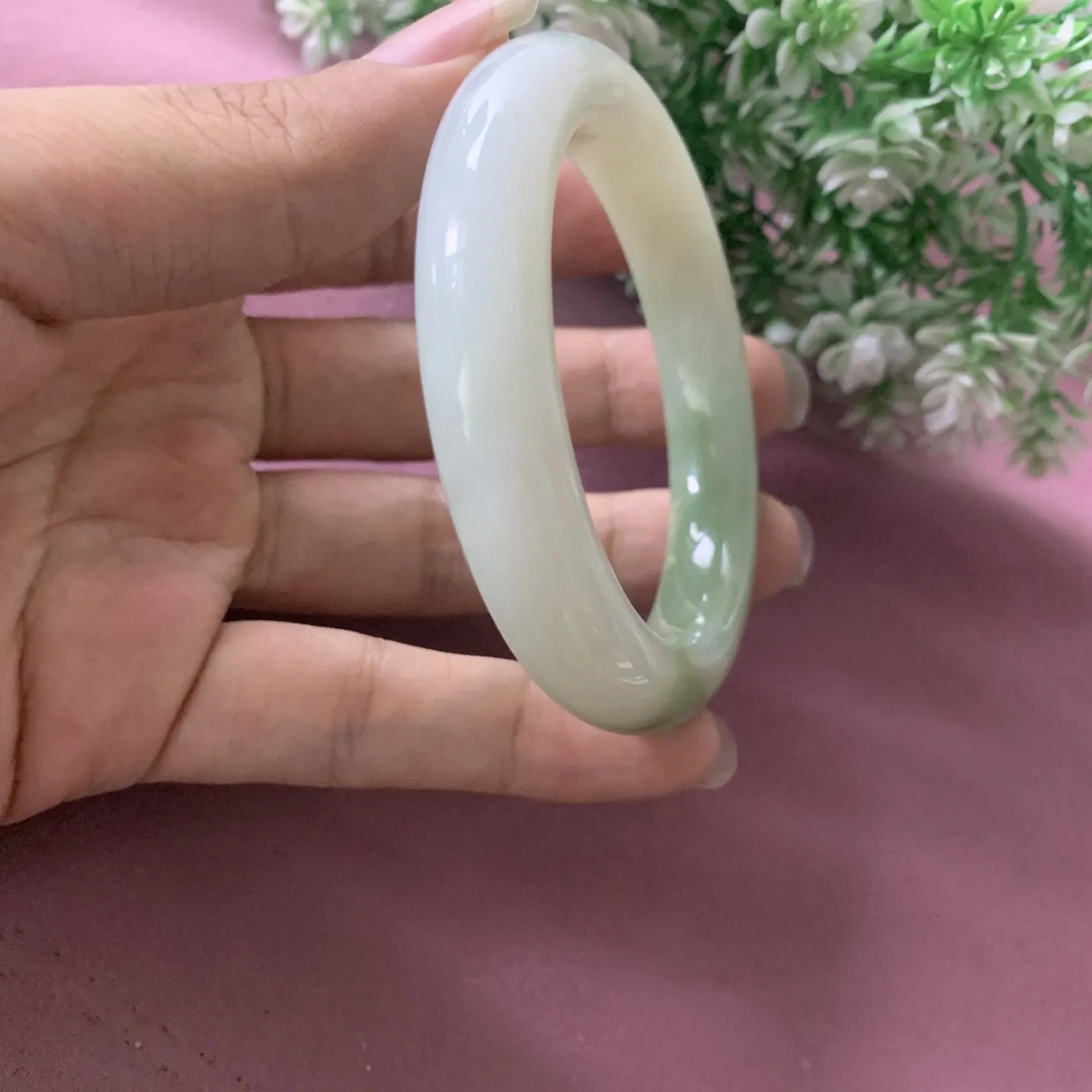 和田玉54.6圈口俄翠手镯，圈口54.6宽11.7重56.6克，品质好，料子好，脂粉好，细腻油润，佩戴端庄典雅，低调内涵